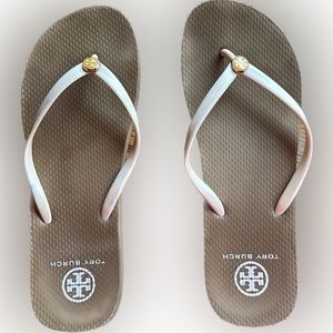 Tory Burch ladies FlipFlops. Size estimate 9/10 Good used condition⭐️